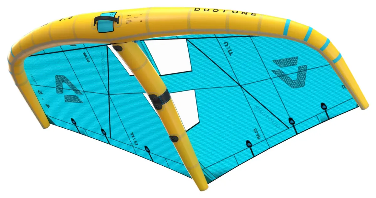 Aile de wing foil Duotone Unit D/LAB 2027 en cyan et jaune, vue de trois quarts sur fond blanc