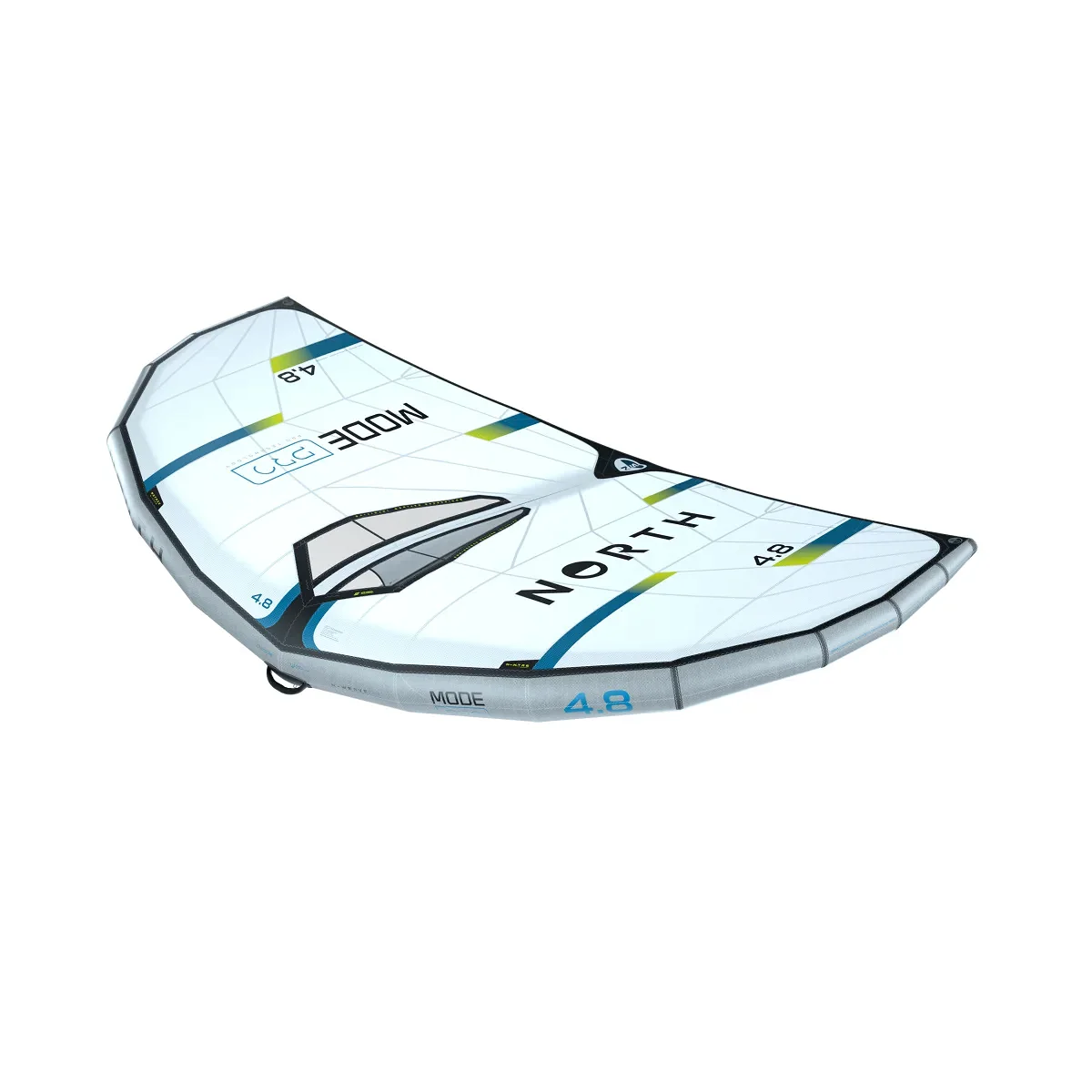 Aile de wingfoil North Mode Pro 2027 en 4,8 m&egrave;tres, blanche avec des liser&eacute;s bleus et vert citron, pos&eacute;e de trois quarts