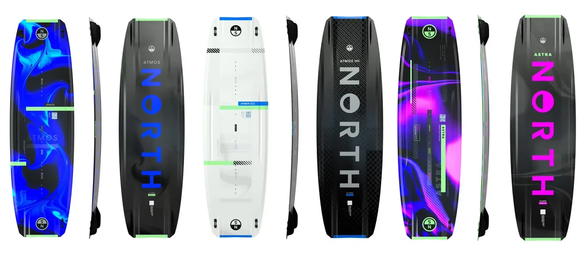 Les trois twintips North 2027 c&ocirc;te &agrave; c&ocirc;te, pont et dessous : Atmos bleue, Atmos Pro blanche et Astra violette