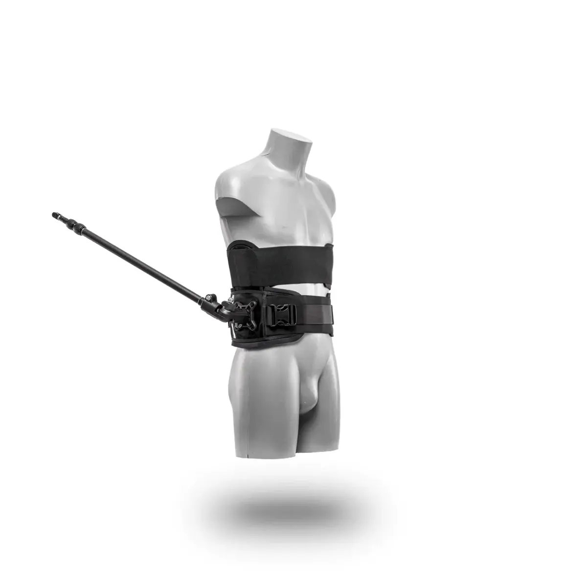 Un buste mannequin porte le CreatorLite, mât caméra fixé bas sur une ceinture