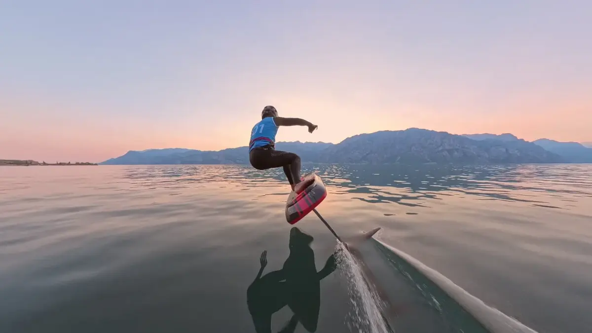 Un rider filmé en plan large au coucher du soleil, image typique d'un mât caméra porté