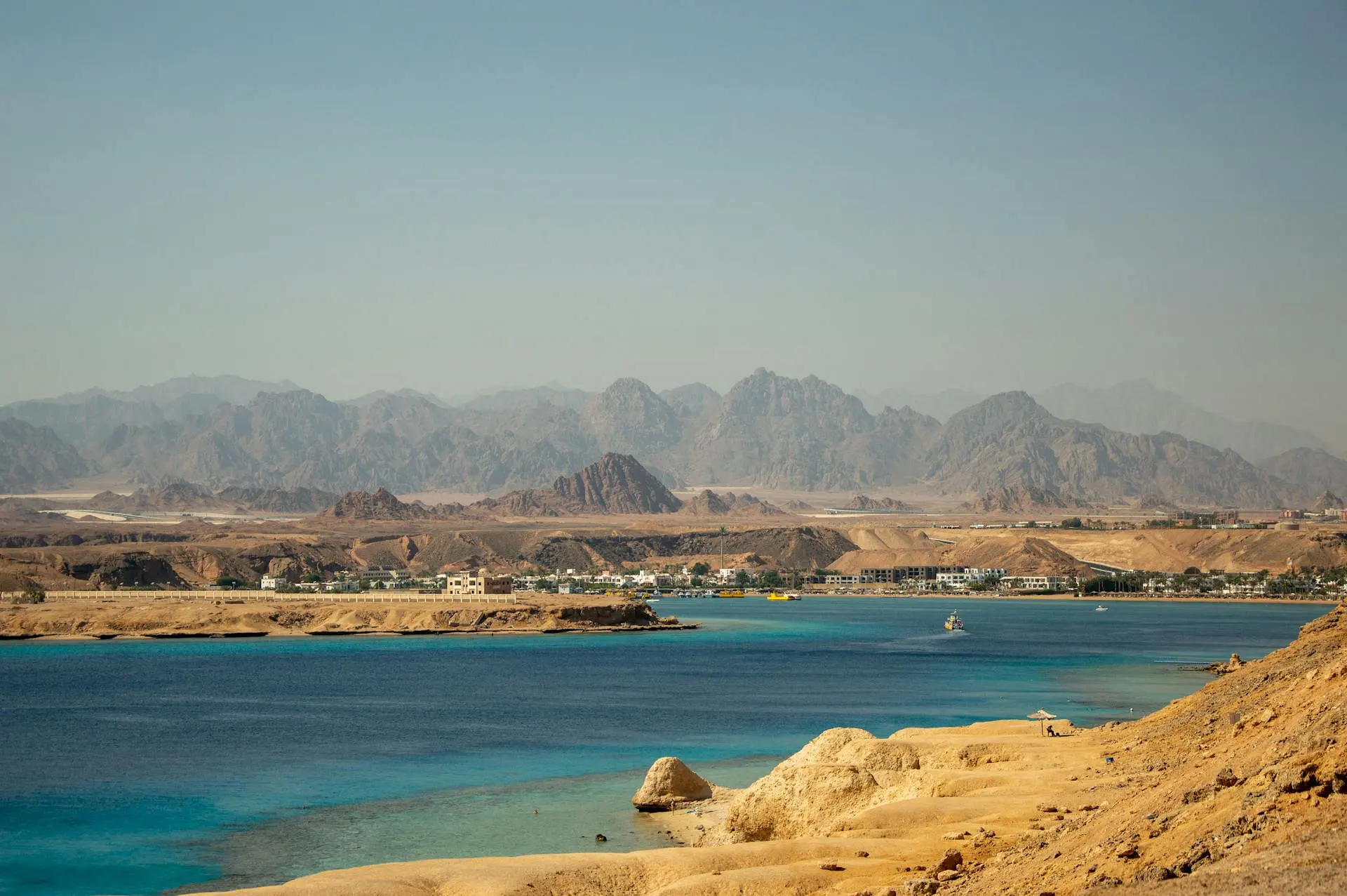 Vue panoramique d'El Gouna avec eaux turquoise et montagnes, Égypte