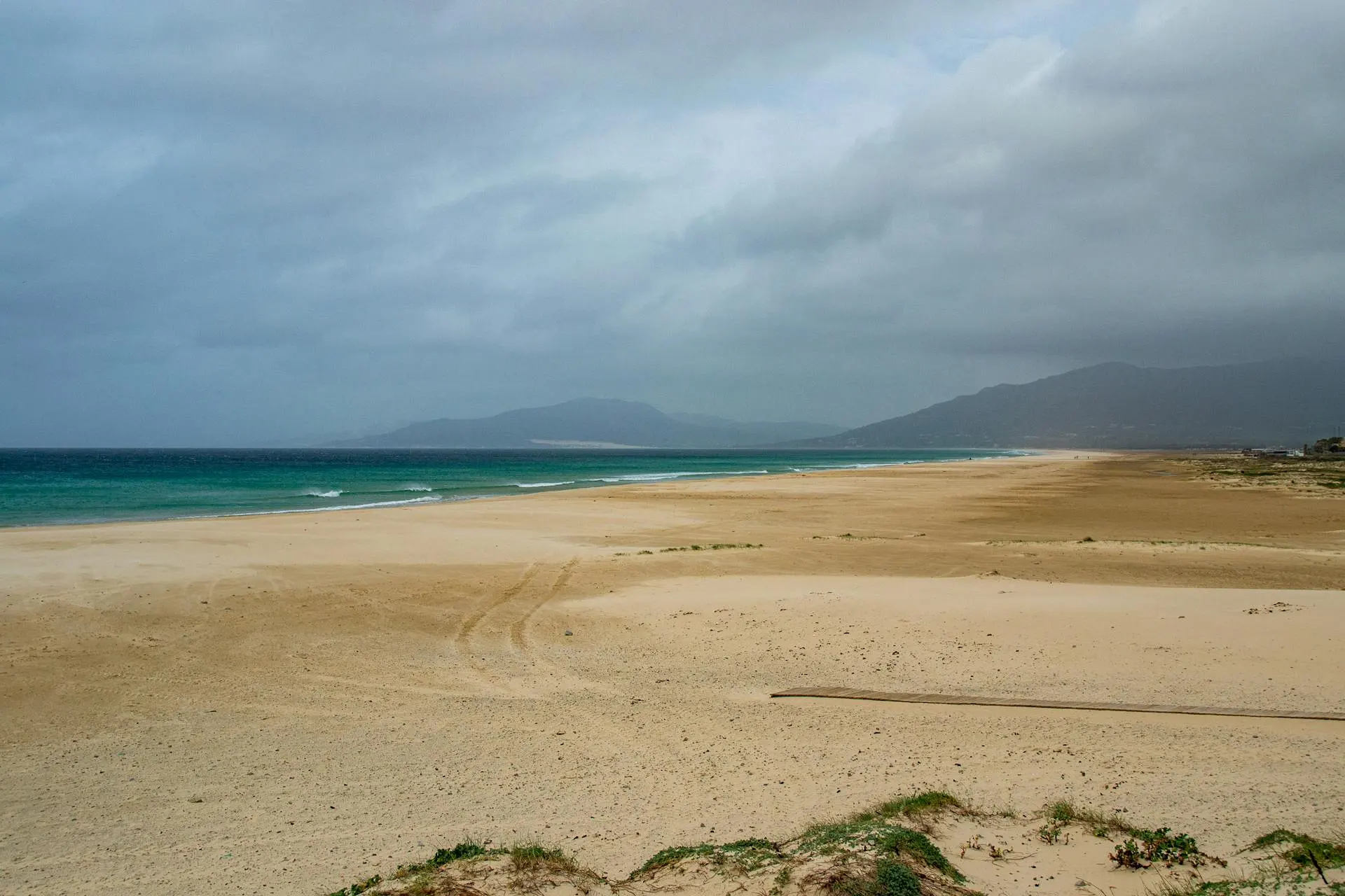 Plage de sable de Tarifa en Andalousie, Espagne