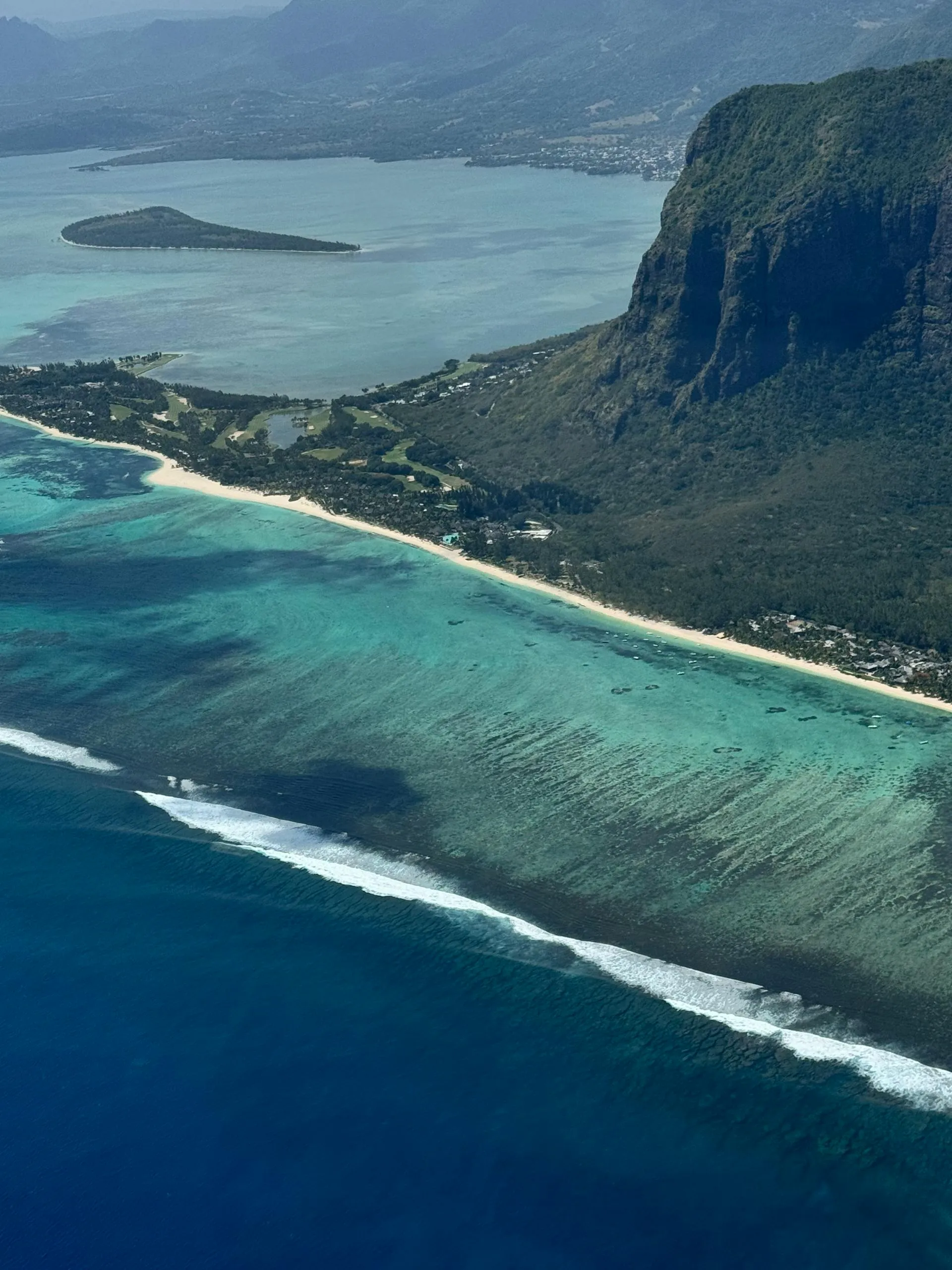 Vue aérienne du Morne Brabant et de son lagon turquoise, Île Maurice